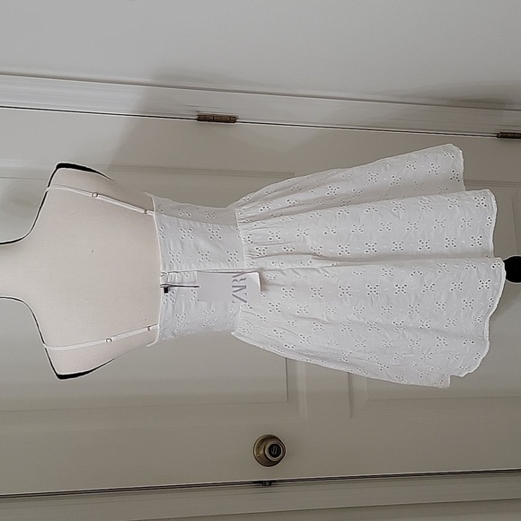 Zara Size M White Eyelet Fit & Flare Halter Mini Dress, NEW with Tag - Picture 4 of 13